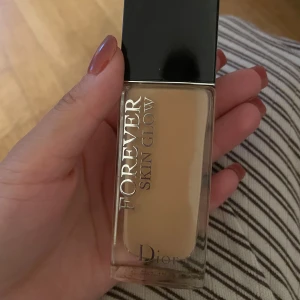 Dior Forever Skin Glow Foundation 2N - Dior Forever Skin Glow Foundation i nyansen 2N. Ger en naturlig glow och jämnar ut hudtonen med medium täckning. Kommer i en lyxig glasflaska med svart lock. Innehåller SPF 35 och återfuktar huden hela dagen.