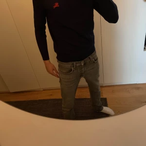 Mörkblå burberry tröja - Väldigt snygg och ny mörkblå tröja från Burberry, perfekt för höst och vinter, minimalt använd och i mycket bra skick. Skriv gärna vid frågor och priset kan diskuteras