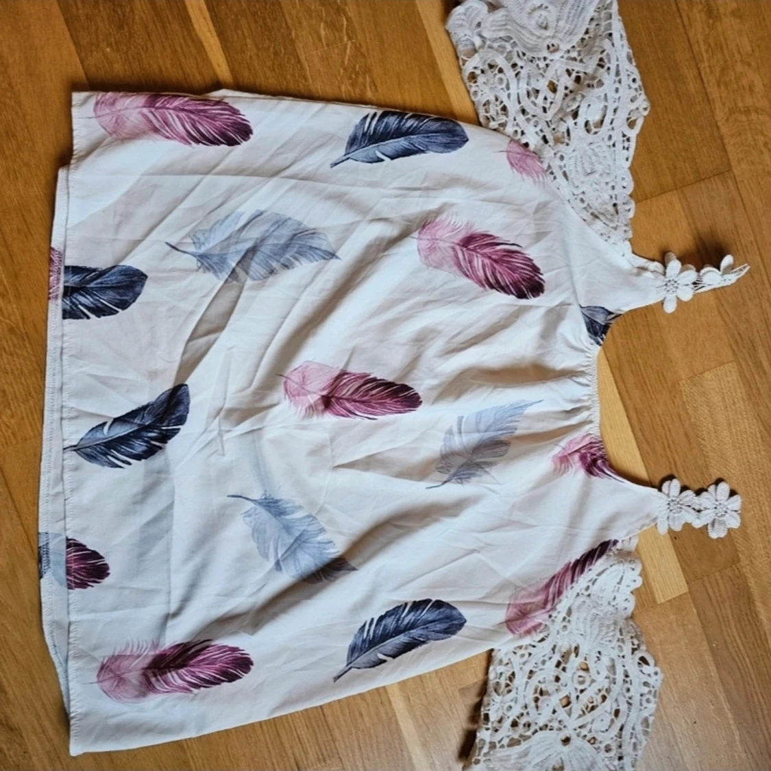 Vit blus med spetsärmar från Sheilay - 2