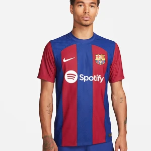Barcelona Authentic Player Version Tröja - FC Barcelona Authentic Player Version 2023/24  Storlek Herr Medium  Spelarversion innebär att denna modell är exakt samma som de proffisionella spelarna bär vid matcher. Till skillnad från supporter versionerna så är dessa mycket lättare och skönare samt har fina mönster.  Nypris ca 1600SEK Mitt pris är alltså rejält rabatterat Tröjan har mindre skönhetsfel som ni ser på bild 4 men inga hål eller liknande. Har använts sparsamt, inte så många gånger. Kommer från rökfritt hem och har alltid lagra