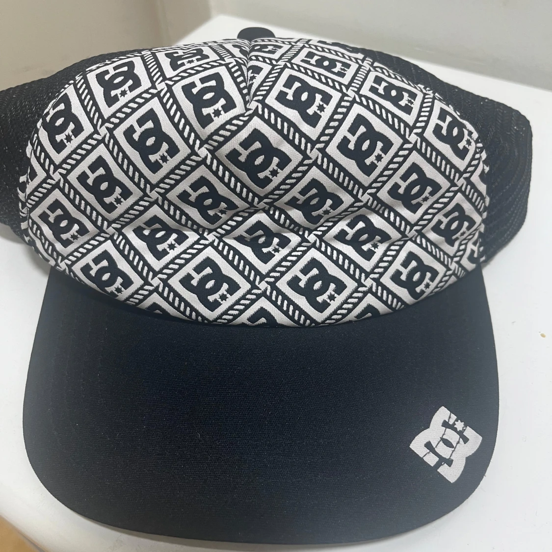 Svartvit DC keps med mesh