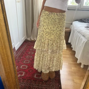 Blommig volangkjol i ljusgult - Så fin och härlig kjol med volanger. Några små defekter, se dom två sista bilderna 