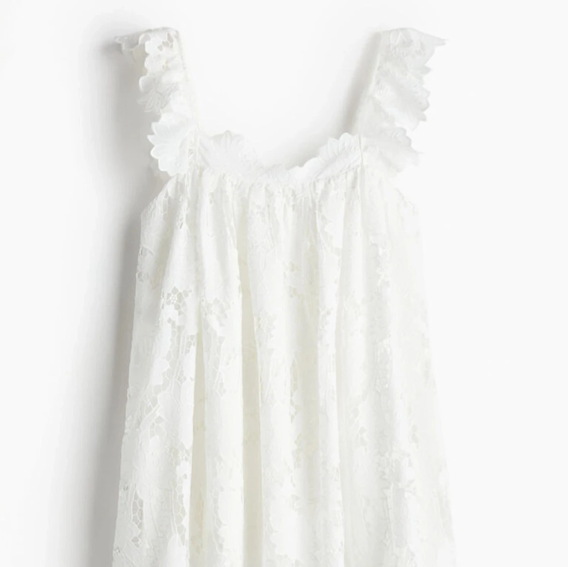 Vit spetsklänning med volangärmar - 1