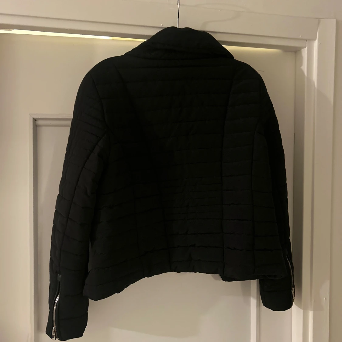 Svart quiltad pufferjacka med dragkedja - 1