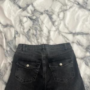 Svarta bootcut jeans från Denim Rebel - Snygga svarta bootcut jeans från Denim Rebel med hög midja och klassiska fem fickor. Knappt använt dom, Säljer just dom för dom passar inte mig längre☺️