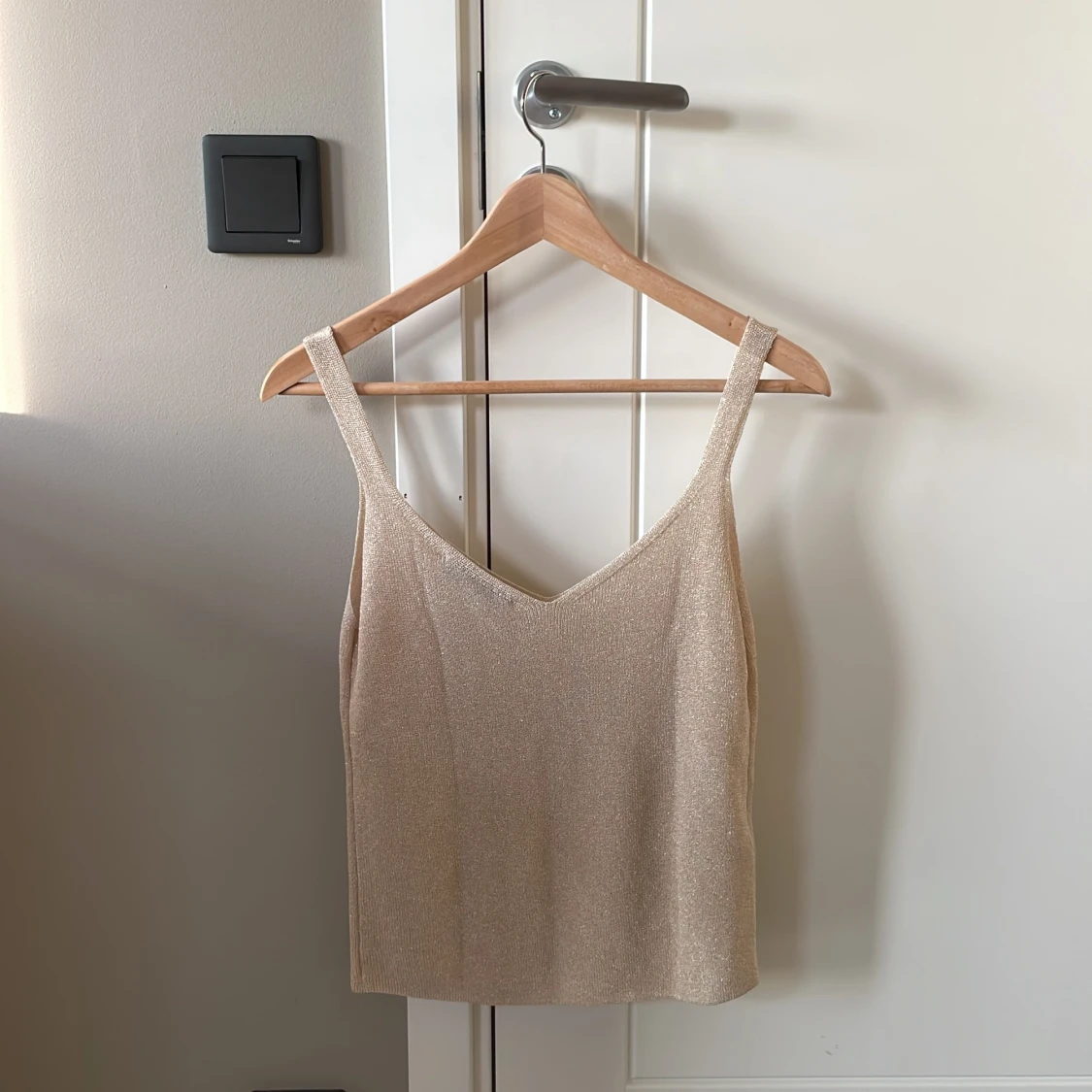 Glittrig champagnefärgad linnetopp MNG - 1