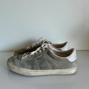 Golden goose soul star skor - Sjukt snygga goldden goose soul star skor i mörkgrå mocka. Skorna är i ett bra skick med ytterst få tecken på användning. Skorna är i storleken 46, men passar även 45. Inga tillbehör innluderade dock. Skriv gärna vid funderingar.