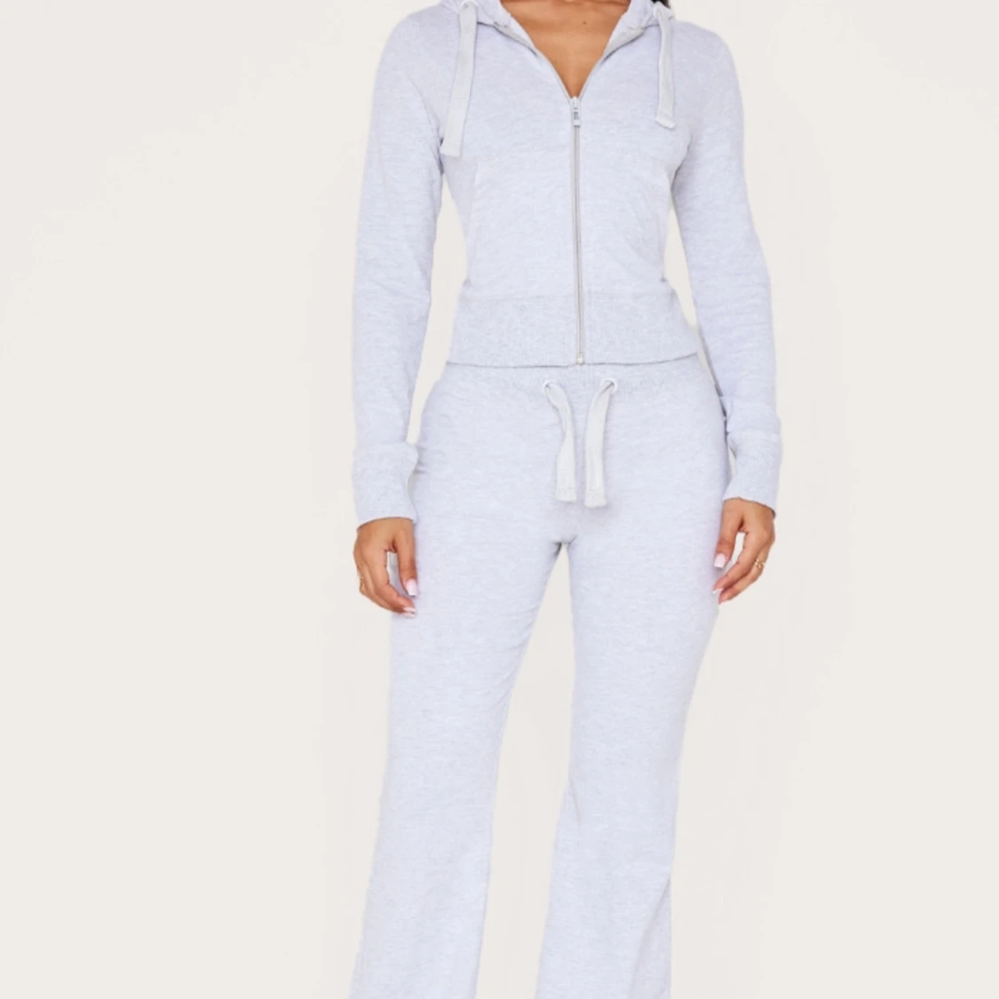 Ljusgrå hoodie från PrettyLittleThing - 3