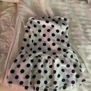 Prickig topp - Säljer denna skit snygga prickiga topp från zara storlek S. Säljer pga den passar inte min stil