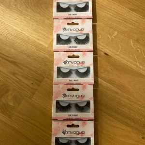 Invogue Girl's Night lösögonfransar - Fem par Invogue Girl's Night lösögonfransar i svart. Fransarna är täta, långa och ger en dramatisk look. De kommer i rosa och vita förpackningar och är märkta som lätta och återanvändbara. Perfekta för att lyfta din sminkning till nästa nivå.