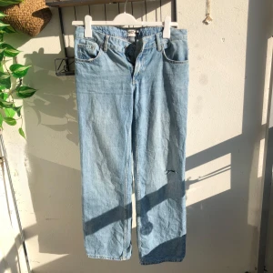 Ljusblå low rider jeans  - Ljusblå jeans med low rider modellen och rak passform. ”Orginal” byxorna från lager 157 har inte ett hål/slitning på knät de är jag som har ramlat o de blev så, om man vill sy den så går de säkert om man vill.