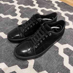 Lanvin cap toe - Säljer ett par svarta Lanvins i storlek uk 7. Skicket får ni avgöra själva!. Inget og tillkommer vid köp! Dm vid mer info