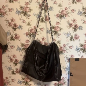 Svart axelväska med kedjedetaljer - Några tecken på användning men generellt i bra skick