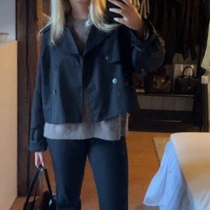 Svart kort trenchcoat  - Snygg svart kort trenchcoat med dubbelknäppning och krage❤️