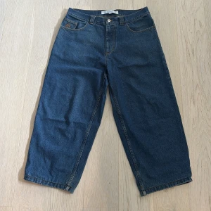 big boy jeans - säljer mina big boys då jag har växt ur dom. storleken är L, men dom är rätt korta för storleken så bör därför passa mer som M. fint skick, endast lite heeldrag. priset går att ändras vid snabb och smidig affär. hör av er om ni har frågor!