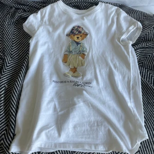 Vit Polo Bear t-shirt från Ralph Lauren - Säljer min Ralph lauren tröja för 250kr (nypris 700). Den är använd några fåtal gånger och i jättefint skick🩷