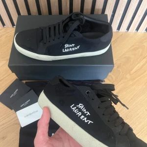Saint lauren sl/06 st 43 - Ett par fina skor från saint laurent i storlek 43, låda,dustbag och korten finns. Finns inga större skador. Skriv vid någon fundering