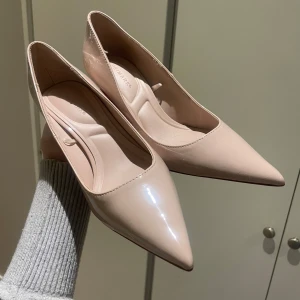 Glossy klacksko från Primark - Helt oanvända, fel storlek för mig. Storlek 38 (ganska små). Köpta för ca 200kr, säljs för 99kr. Köparen står för frakten! 