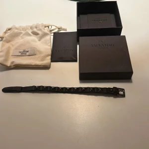 Valentino vinröd läderarmband med nitar - Säljer detta valentino armband i vinröd, ganska bra skick 7/10.Givetvis ÄKTA, Lite slitet men inget man märker av vid användning. Og medföljer inklusive extra nitar. Hör av er vid frågor eller bilder, pris går att diskutera. 