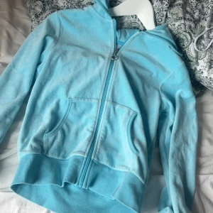 Ljus blå kofta  - Ljus blå kofta 