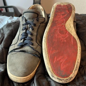 Äkta Louboutin skor dem är bara inte i bra skick  - Ingen låda följer med. Dem är ganska stora i storlek 