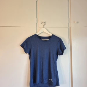 Blå träningst-shirt från Ronhill - Superskön blå tränings t-shirt från Ronhill ❣️jätteskön och passar till allt, storlek XS men passar mig som har S ❣️