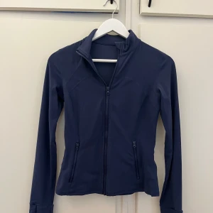 Träningströja - Säljer denna ur snygga träningströja i storlek M. Sitter såå bra och är väldigt bekväm. Använd fåtal gånger därav bra skick!🎀