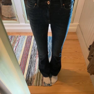 Only mid flared jeans stl xs/34 - Jeans ifrån Only i modellen mid flared färgden stl xs och längd 34, endast provade!!