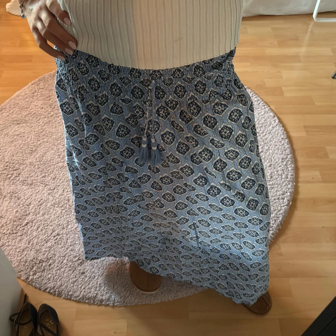 Blå långkjol med mönster och snörning - 1