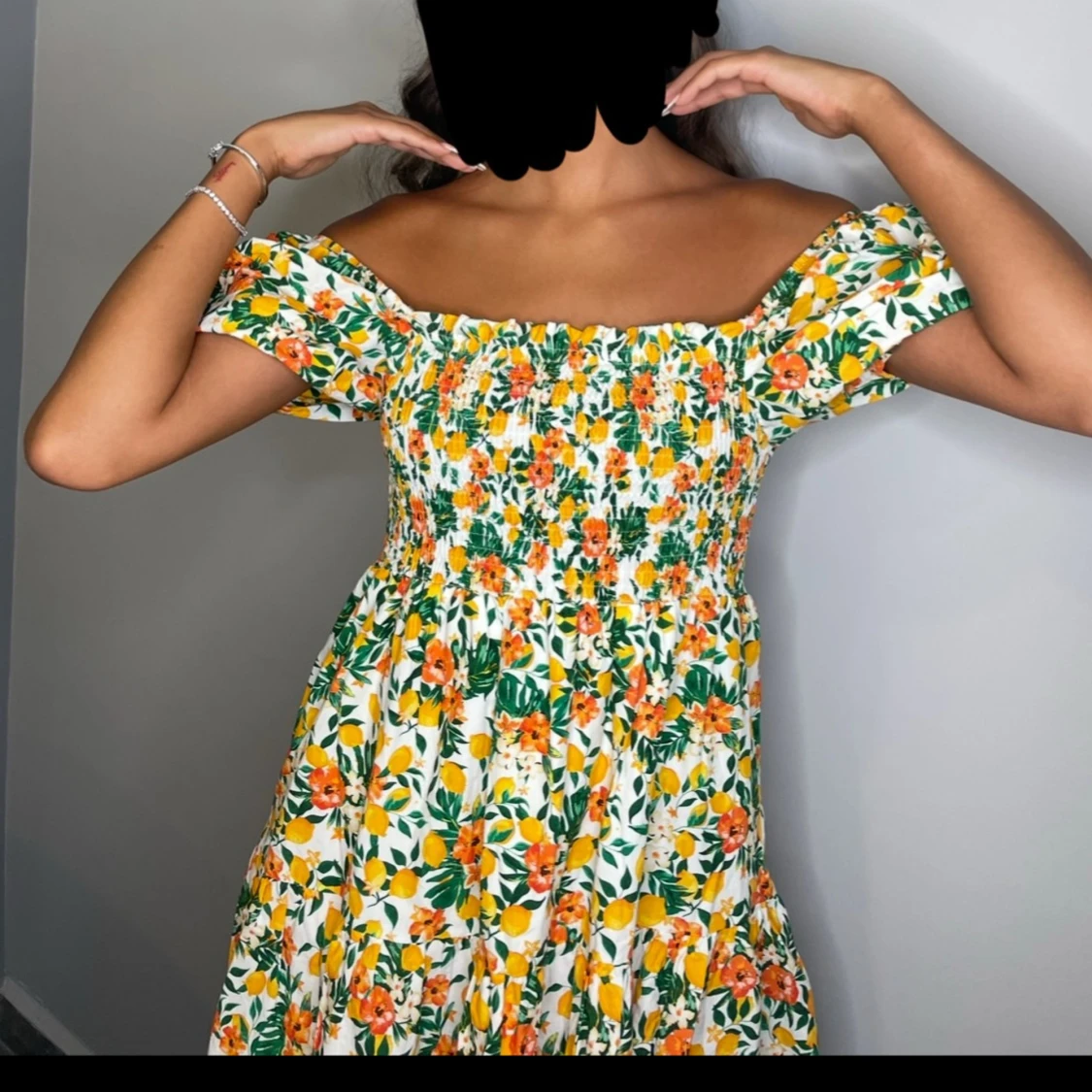 Blommig kortklänning med puffärm