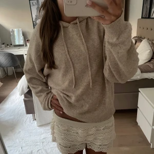Beige stickad hoodie med huva - Snygg beige stickad hoodie från Lindex!! Perfekt nu till hösten 🍁pris kan diskuteras💕