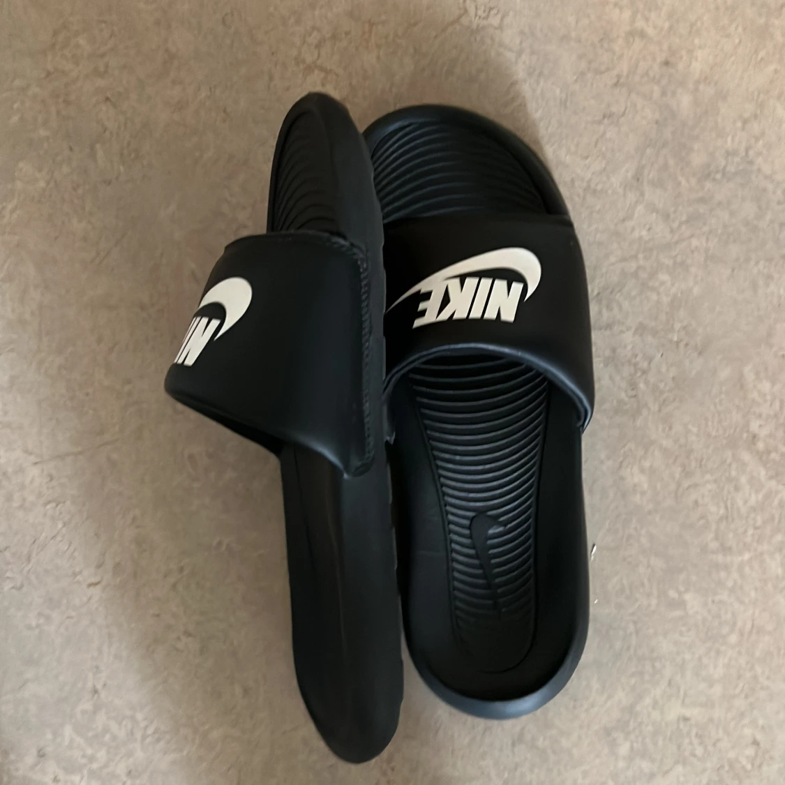 Svarta Nike sandaler med vit logga - 1