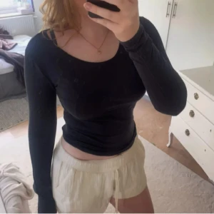 Mörkblå tight långärmad tröja - Aldrig använd! Mycket bra skick! Super fin tröja som alltid kommer till användning! 💙 