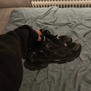 Balenci runners - Säljer ett par svarta balenci runners i storlek 45. Helt nya, kom aldrig till användning. Priset är diskuterbart. Kommer med originalkartong, extra skosnören och dustbag.