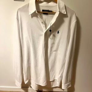Vit skjorta Polo Ralph Lauren - Den är aldrig använd och i utmärkt skick. Utanför någon defekt.