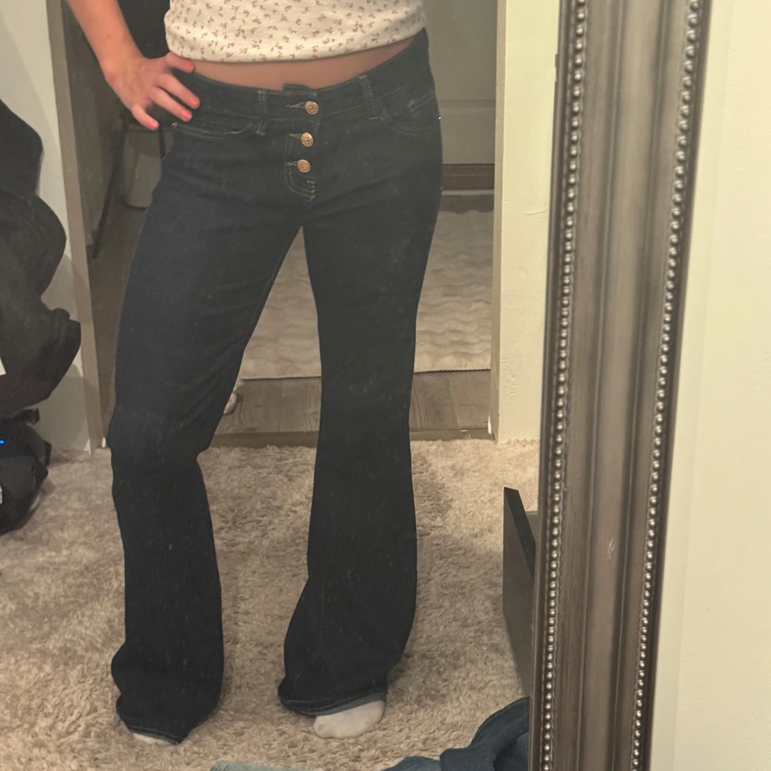 Mörkblå bootcut jeans med knappar - 1