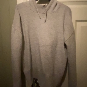 Grå stickad hoodie  - Mysig grå hoodie, perfekt till vinter eller höst. 