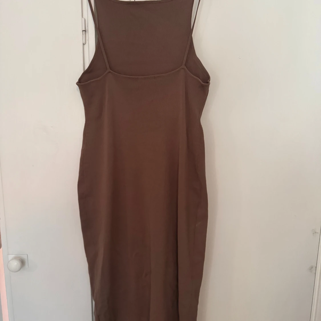 Brun ribbad långklänning med smala axelband - 1