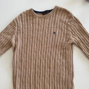Beige kabelstickad tröja från Morris - Kabelstickad tröja från Morris i beige bomull. / Storlek M / Knappt använd / Hör av dig vid frågor eller funderingar 