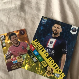 Fotbollskort, lägg bud på hur mycket du vill betala - Samlaralbum med exklusiva Limited Edition-kort av fotbollsstjärnorna Lionel Messi och Heung-min Son. Perfekt för unga fotbollsfans och samlare som vill ha unika och glittrande kort från FIFA World Cup och toppklubbar.