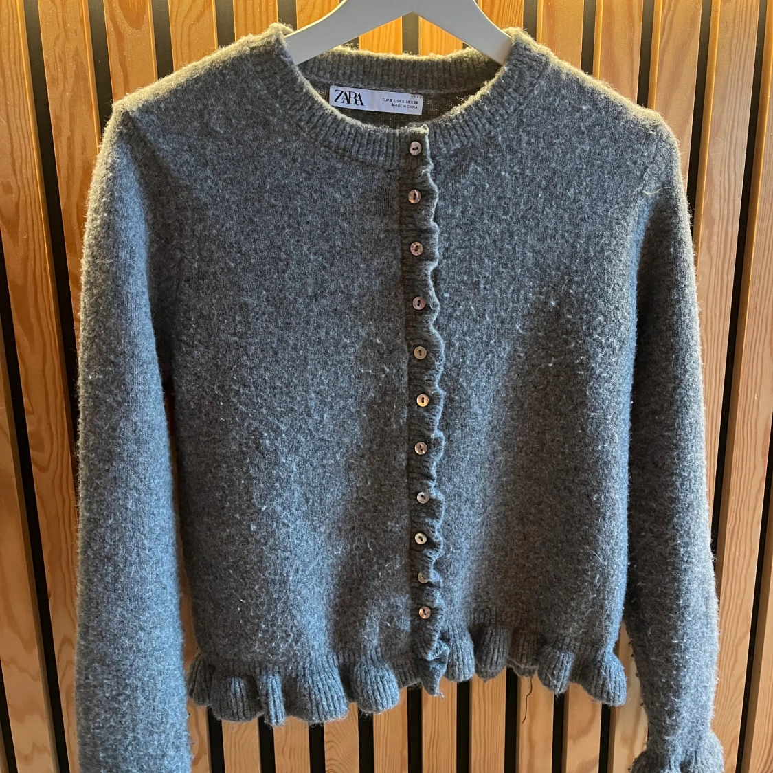 Grå kofta med volang från Zara