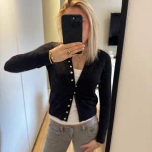 Svart kofta med guldknappar - Svart kofta med söta guldknappar, supersnygg att slänga över en söt topp. Koftan har inga defekter då den aldrig används💗