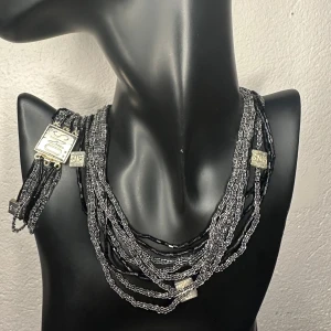 Vintage Snö of Sweden smyckesset – choker & armband m glaspärlor & 925 Silverstämplade lås  - Vackert smyckeset från Snö of Sweden med ett flersträngat halsband (36 cm) och matchande armband (19 cm) i originalask. Låsen är i äkta sterling silver (925-stämplat) med märkets logotyp. Pärlor i svart och transparent glas ger en elegant men lite edgy känsla. Inköpt som vintage/second hand, tidigt 2000-tal. Mycket fint skick med endast lätt patina på låsen. Jag prutar inte men erbjuder bra rabatt vid köp av flera saker. Jag rensar smyckesskrinen – kika på mina andra annonser!