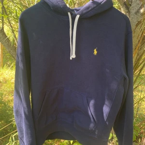 Ralph Lauren hoodie - Ralph Lauren hoodie i storlek S – inga som helst defekter – skick 10/10 – pris går att diskutera. Skriv vid frågor! 