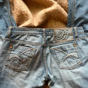 Ljusblå jeansbyxor från Pepe Jeans - Säljer dessa jeans då de inte satt som förväntat, mer raka i modellen och passar mig som är 167💘