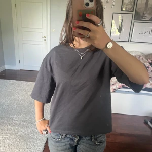 Mörkgrå oversized t-shirt✨ - Säljer en mörkgrå oversized t-shirt från Lindex i storlek S. T-shirten har en klassisk rund halsringning och är tillverkad i mjuk bomull. Den har korta ärmar och en loose fit som ger en avslappnad vibe. Perfekt till jeans eller shorts för en chill look.💕Näst intill oanvänd