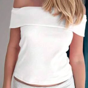 Vit offshoulder topp - Snygg vit offshoulder topp! Köpt på plick säljer vidare💓💓