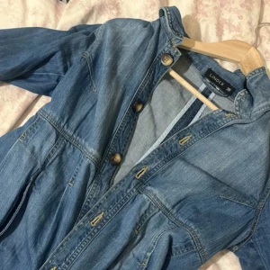 Jeans jacka  - En jeans jacka med lite tajtare y2k passform, super fin. Knappt använd