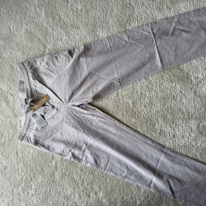 Ljusbeige linnebyxor från Jack & Jones - Snygga ljusbeige linnebyxor från Jack & Jones med relaxed fit och resår i midjan. Byxorna har klassiska sidfickor och är tillverkade i en blandning av linne och bomull för en luftig känsla. Perfekta för en chill och stilren look.