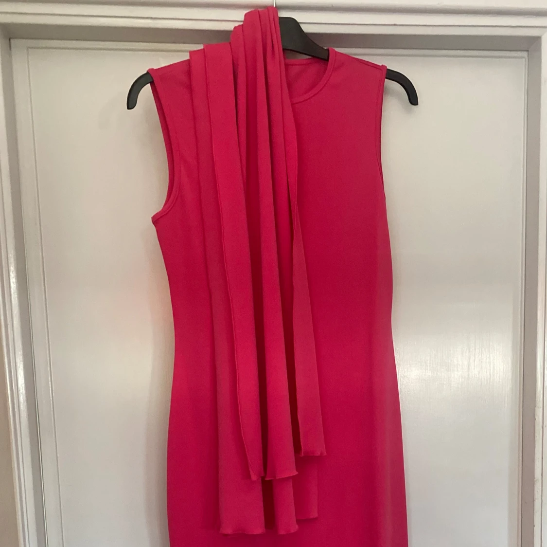 Ceriserosa långklänning med cape/sjal detalj - 3